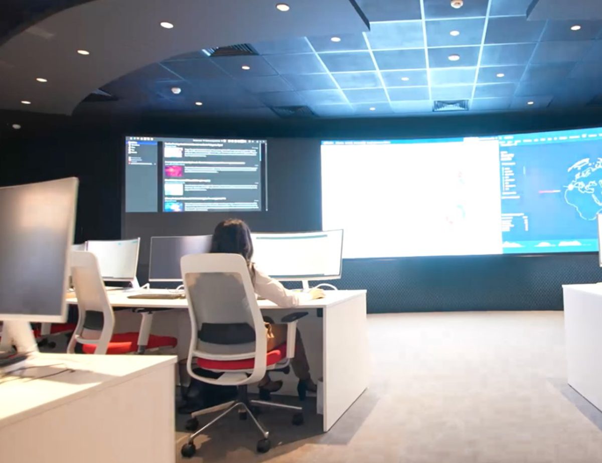Espace de travail et centre de pilotage aménagé par Omnibuild
